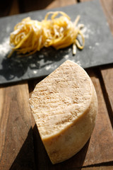Forma di formaggio e pasta fresca
