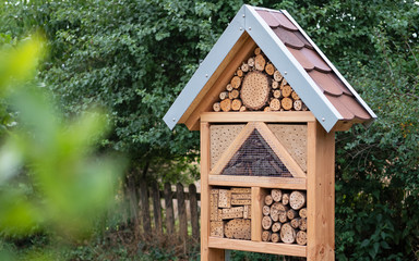 Insektenhaus im Garten - dekorative Insekten-Nisthilfe
