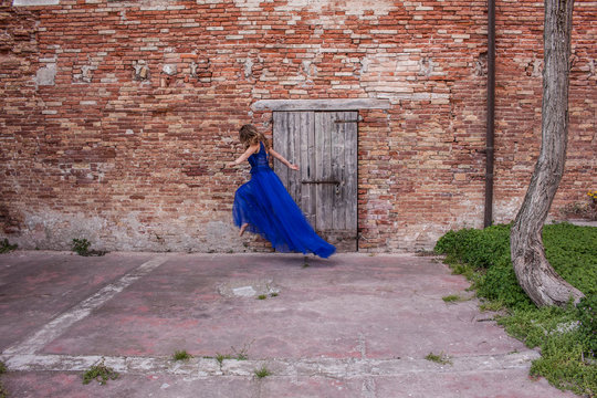 Salto davanti porta edificio storico