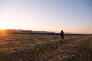 Obraz premium backpacker traveler walking at sunrise
