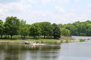 Fototapeta premium A view of the parks landscape and the lake on a sunny day.