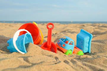 Fototapeta na wymiar vacances plage sable jouets enfant soleil