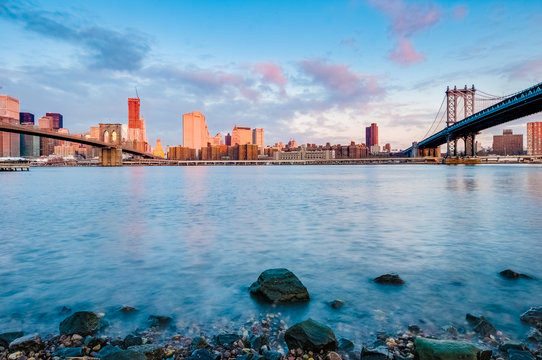 Manhattan Skyline from Pebble Beach in Brooklyn, United States. © Anibal Trejo
