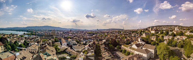 Obraz premium Panorama der Stadt Zürich bei sonnigem Wetter