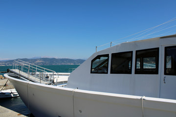 Prua e cabina di battello con mare e cielo