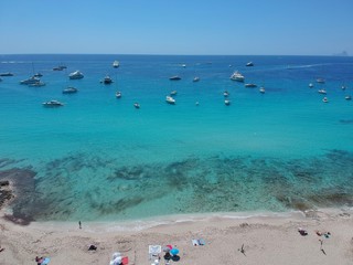 Fototapeta na wymiar Boote und Yachten von oben im karibischen Meer am Horizont im klaren türkisen Wasser und blauen Himmel