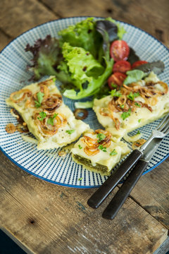 Maultaschen mit ger&ouml;steten Zwiebeln, K&auml;se, Salat und Tomaten, Studio