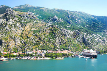 Obraz premium Kotor, Czarnogóra. Ufortyfikowane miasto na wybrzeżu Adriatyku w Czarnogórze. Stare Miasto w Zatoce Kotorskiej w Czarnogórze wpisane jest na Listę Światowego Dziedzictwa UNESCO