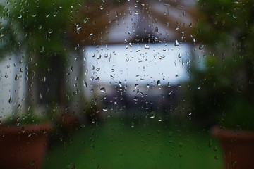 gotas de agua sobre un cristal 