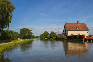 Fototapeta na wymiar Maison au bord du canal, Bourgogne, France