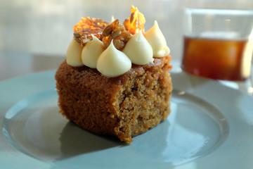 carrot cake with ice tea