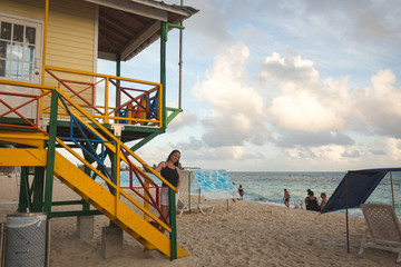 Fototapeta na wymiar mujer parada en una torre en la playa