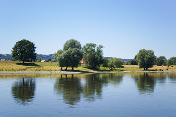 Obraz premium Blick über die Elbe bei Radebeul Ost in Sachsen