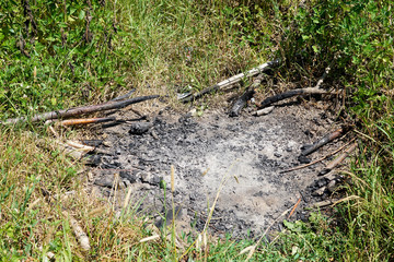 Obraz premium Reste eines Lagerfeuers im Sommer