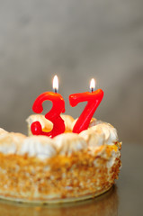 Pastel de cumpleaños con velas, treinta y siete