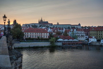Obraz premium Prague Castle and Charles Bridge in the evening, Prague, Czech Republic, Vltava river in foreground.