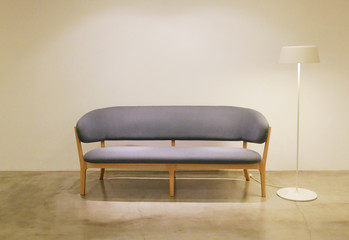 シンプルなソファーとランプ