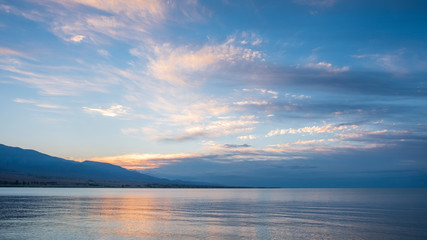 Obraz premium gentle sunset on the shore of a mountain lake Issyk Kul Kyrgyzstan