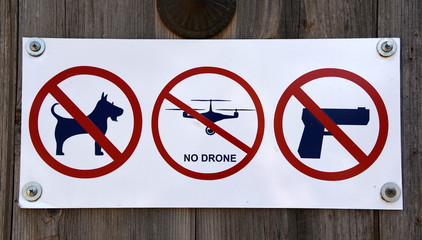 Verbotsschild: Keine Hunde, keine Dronen und keine Waffen