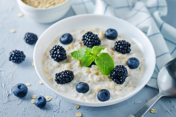 Oatmeal porridge with fresh blueberries and blackberries