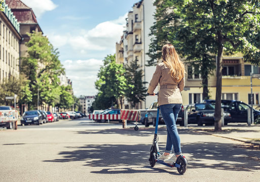 junge Frau mit e - scooter