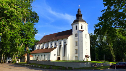Fototapeta na wymiar renovierte Johanniterkirche in Mirow vor strahlend blauem Himmel