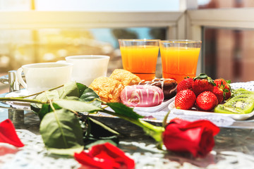 Desayuno saludable con cafe y zumo de naranja y fresas en el hotel 