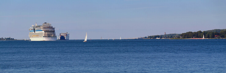 Kreuzfahrer auf der Kieler Förde Panorama.jpg