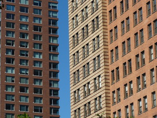 Fototapeta na wymiar Immeubles modernes sur ciel bleu