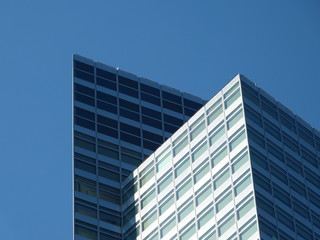 Immeubles modernes sur ciel bleu