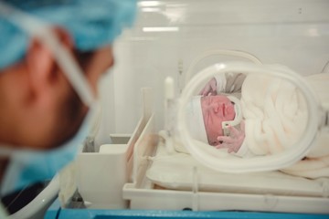 padre mirando bebe en incubadora
