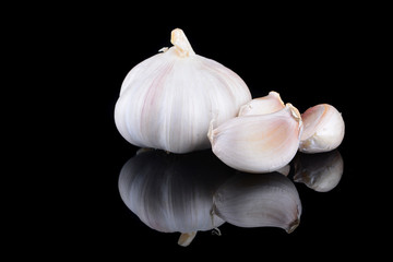 Obraz na płótnie Canvas Garlic with reflection on black background