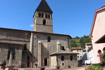 Fototapeta na wymiar Extérieur de l'église Saint Nicolas du 12 ème siècle dans le village de Beaujeu