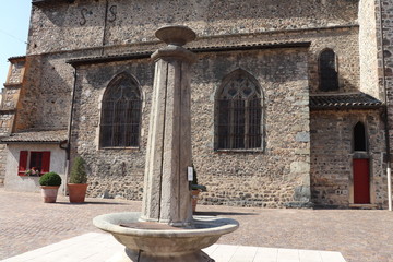 Extérieur de l'église Saint Nicolas du 12 ème siècle dans le village de Beaujeu