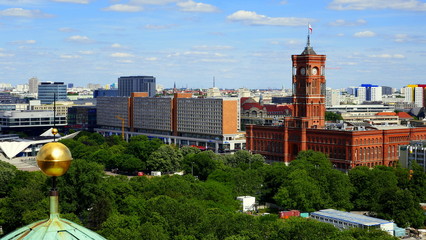 Aussicht vom Berliner Dom auf Rotes Rathaus und grüne Bäume © globetrotter1