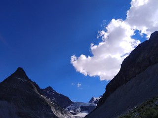 mountains and clouds blue sky / montagnes et nuages ciel bleu