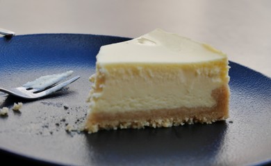 Käsekuchen und Gabel auf einem Teller