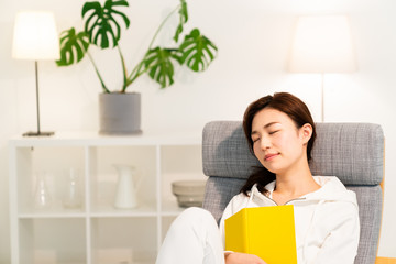椅子で眠る女性