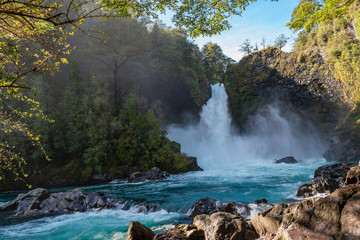 Cascada en Huilo Huilo, Chile.