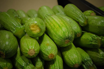 Calabacitas verdes de supermercado apiladas