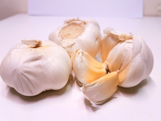 Obraz na płótnie Canvas garlic isolated in white background slice and whole