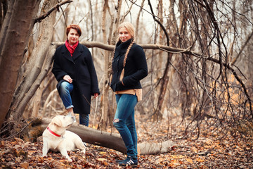 Obraz premium Young girl on a walk in the autumn