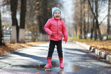 Fototapeta premium Children walk in the autumn park