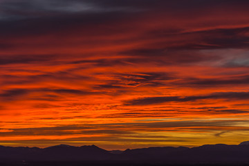 Fototapeta premium rote farben am himmel mit berge