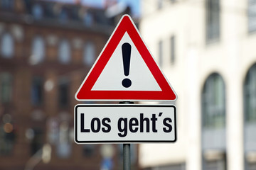 Los gehts auf Achtung Schild Stadt