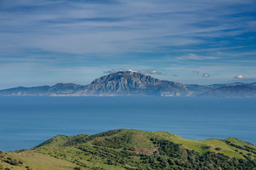 Mirador del parque natural del Estrecho en Tarifa con vistas del monte Musa en la costa de África	