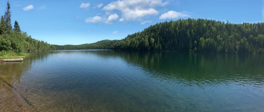 Superbe lac de p&ecirc;che au Qu&eacute;bec, Canada