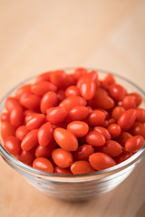 Frische Goji-Beeren Superfood in Glas Schale auf Holz Brett Hintergrund