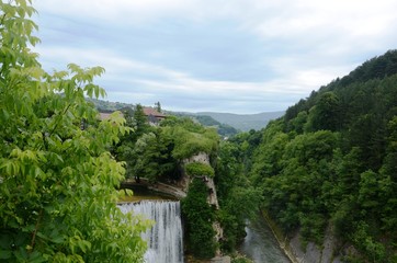 Fototapeta na wymiar Bosnie : cascade de Pliva (ville de Jajce)