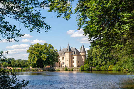 Vue du chateau de Nieul en Haute-Vienne, Limousin.